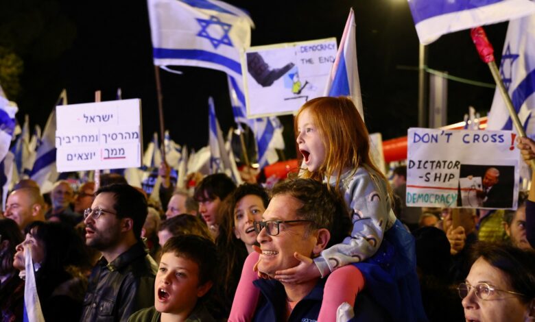 حشود ضخمة تتظاهر ضد التغييرات القضائية الإسرائيلية للأسبوع العاشر |  أخبار الاحتجاجات