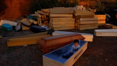 بالصور: الحياة في مقبرة بعد زلزال تركيا