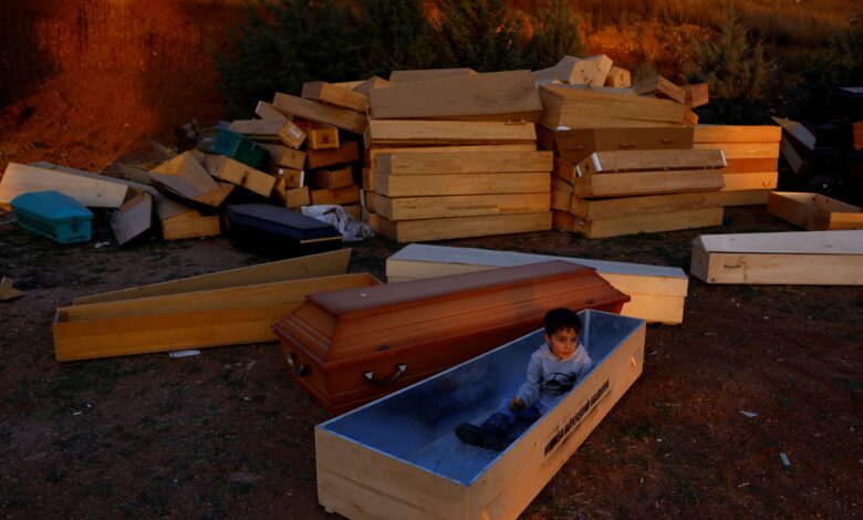 بالصور: الحياة في مقبرة بعد زلزال تركيا