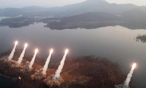 كوريا الشمالية تطلق صواريخ في الوقت الذي تبدأ فيه الولايات المتحدة وكوريا الجنوبية تدريبات رئيسية