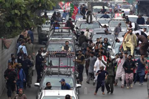باكستان: اقتحام الشرطة لمنزل عمران خان في لاهور ، واعتقال 30