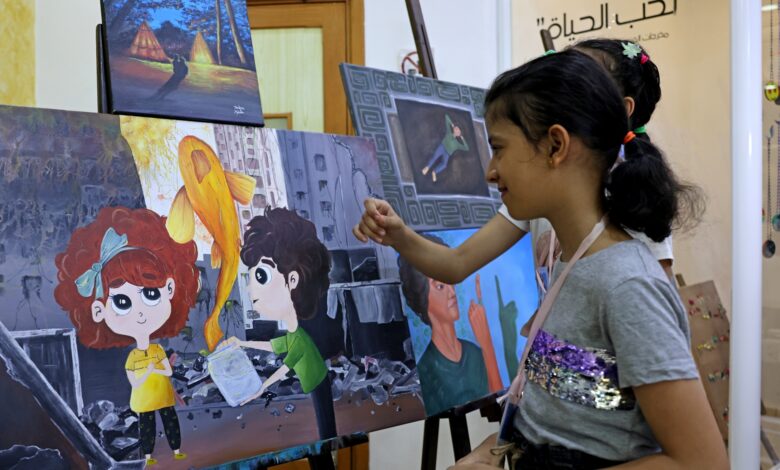 كاتبة بريطانية: إسرائيل تجعل نفسها ضحية حتى مع معرض فني لأطفال فلسطينيين