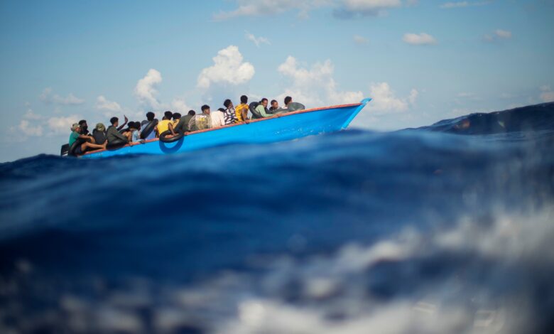 ثلاثون مفقودا وانقاذ 17 بانقلاب قارب شمال ليبيا |  أخبار الهجرة