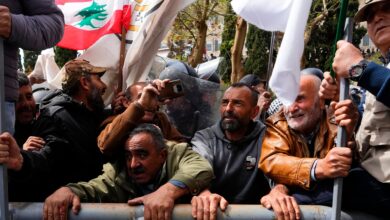الغاز المسيل للدموع واشتباكات مع غضب اللبنانيين من الأزمة الاقتصادية