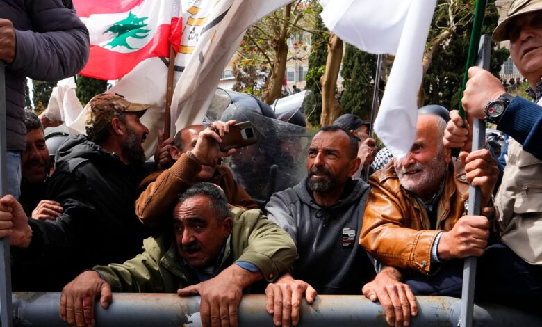الغاز المسيل للدموع واشتباكات مع غضب اللبنانيين من الأزمة الاقتصادية
