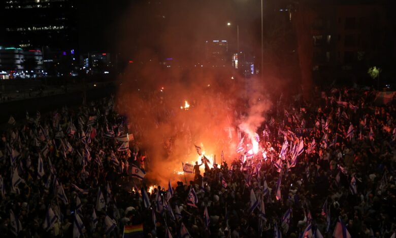احتجاجات حاشدة في إسرائيل بعد إقالة نتنياهو وزير الدفاع |  أخبار الاحتجاجات