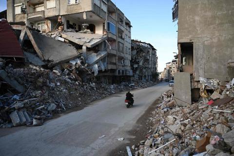 عدد القتلى في الزلزال يقارب 48000 في تركيا و 6000 في سوريا