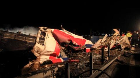 اصطدام قطار اليونان يقتل 32 ، ويصيب العشرات