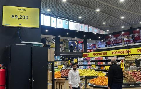 محلات السوبر ماركت اللبنانية تحدد الأسعار بالدولار على أنها خزانات عملة محلية