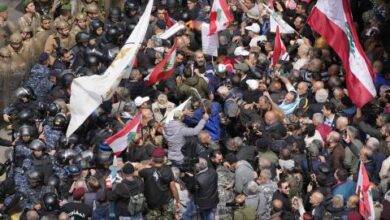 لبنان: الغاز المسيل للدموع ، اشتباكات بينما يحاول المتظاهرون اقتحام السراي الكبير