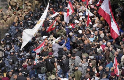 لبنان: الغاز المسيل للدموع ، اشتباكات بينما يحاول المتظاهرون اقتحام السراي الكبير