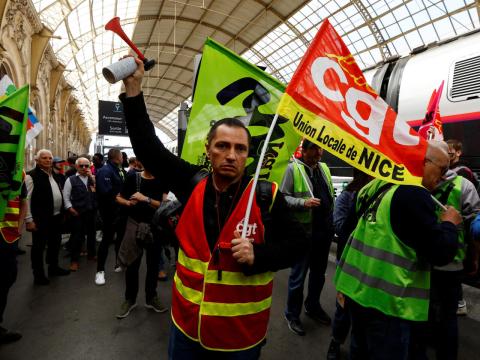 احتجاجات على مستوى البلاد في فرنسا بعد تعهد ماكرون بالضغط على قانون المعاشات التقاعدية