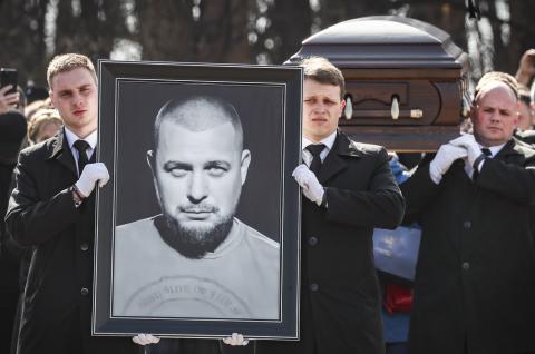 المئات يحضرون جنازة موسكو لمدون مؤيد للحرب
