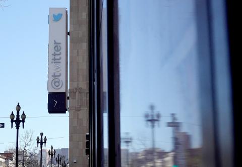 يقول ماسك إن تويتر ينكسر تقريبًا ، ويعمل به 1500 موظف