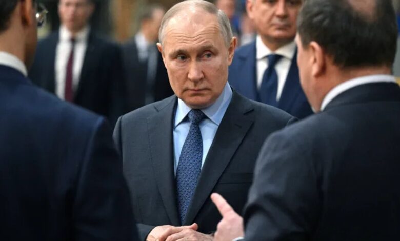 فورين أفيرز: بوتين.. رجل الكرملين القوي ليس آمنا كما يوحي به حاله