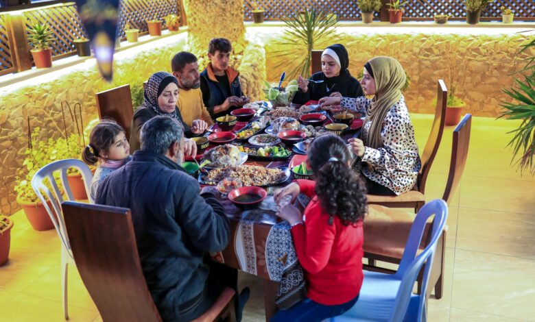الفلسطينيون في غزة يرحبون بعيد الفطر