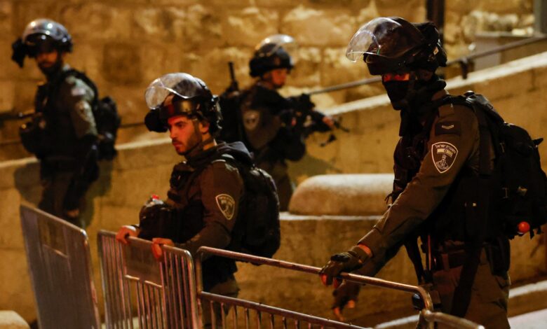 شرطة الاحتلال تهاجم مصلين في المسجد الأقصى بالقدس |  أخبار الصراع الإسرائيلي الفلسطيني