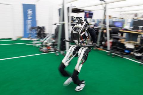 ARTEMIS ، روبوت بشري يلعب كرة القدم ، جاهز للانطلاق
