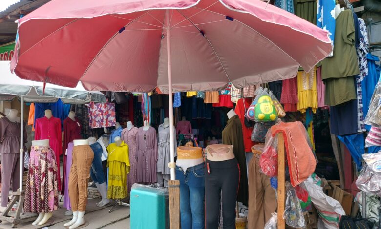 تثير حرب إندونيسيا على الملابس المستعملة غضب البائعين المحليين
