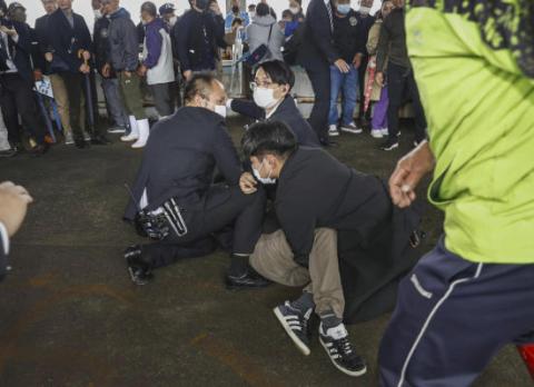 رئيس الوزراء الياباني دون أن يصاب بأذى بعد الانفجار خلال حدث الحملة