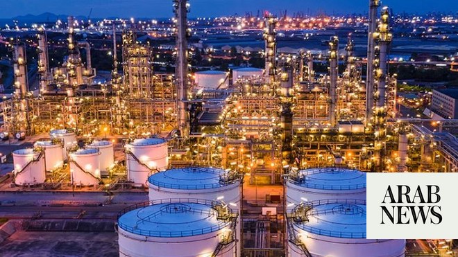 أعلنت السعودية ومنتجون آخرون في أوبك + تخفيضات طوعية في إنتاج النفط