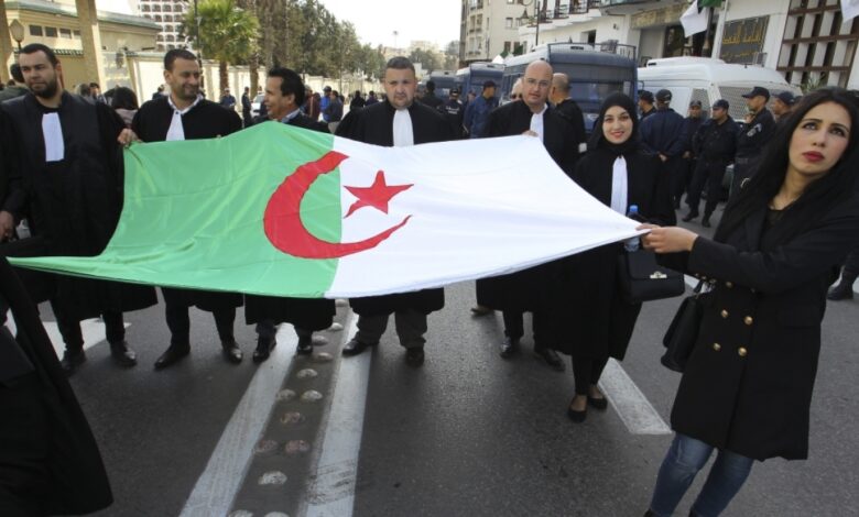 البرلمان الجزائري يقر قانونا يشدد الرقابة على الإعلام |  حرية اخبار الصحافة
