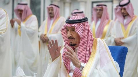 الملك سلمان يؤدي صلاة عيد الفطر المبارك في قصر السلام بجدة