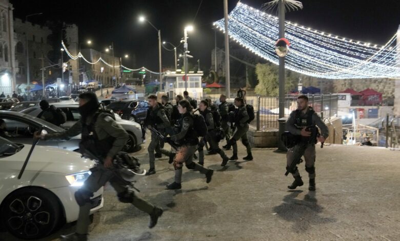 شرطة الاحتلال تقتحم مجمع المسجد الأقصى وتهاجم فلسطينيين