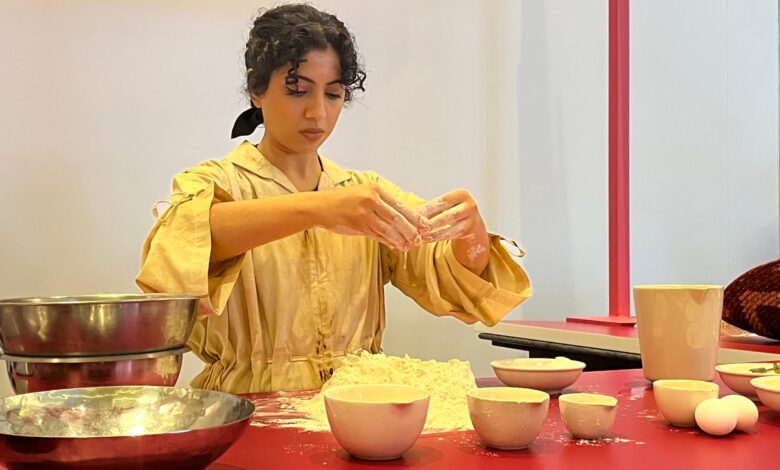 الخبز والجسد: الفنانة الإماراتية موزة المطروشي تستكشف الطعام والروح |  الفنون والثقافة