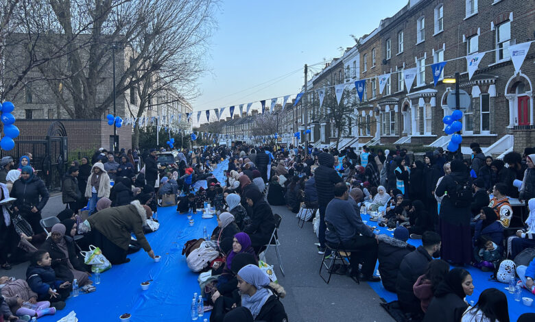 "إفطار الشارع".. أحد أشهر مساجد لندن يجمع المسلمين وغيرهم على مائدة الإفطار