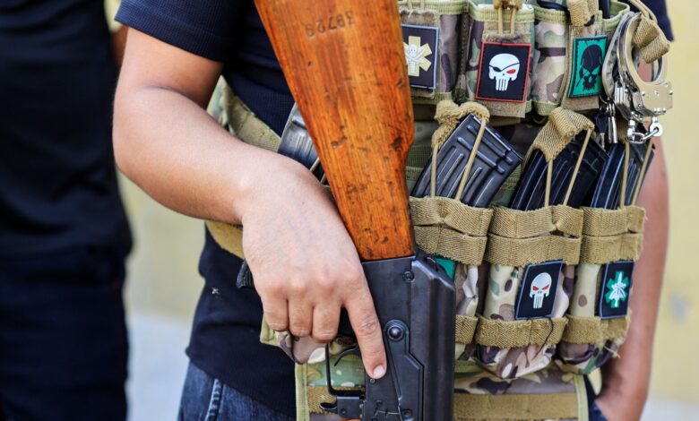رغم المطالب بحصر السلاح بيد الدولة العراقية الداخلية تجيز حمل السلاح لفئات معينة
