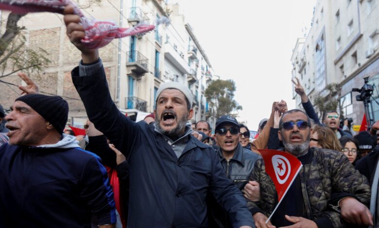بعد اعتقال قيادييها.. ما الخيارات "المتبقية" أمام المعارضة في تونس؟