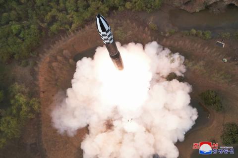 تقول كوريا الشمالية إنها اختبرت صاروخًا طويل المدى يعمل بالوقود الصلب