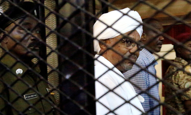 بعد فرار عدد كبير من السجناء في السودان.. ما حقيقة هروب عمر البشير من سجن كوبر؟