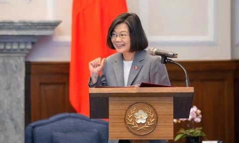 رئيس تايوان يشكر الطيارين المقاتلين على التدريبات الصينية على الصعود