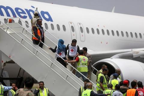 طائرة متجهة إلى اليمن تقل سجناء حوثيين تغادر السعودية
