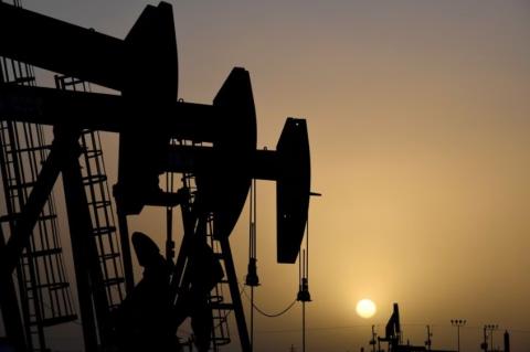 أسعار النفط تتراجع بسبب عدم اليقين بشأن آفاق الاقتصاد العالمي ، وارتفاع الأسعار