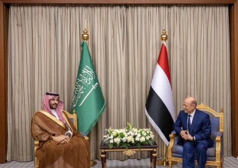 وزير الدفاع السعودي يلتقي العليمي وأعضاء المجلس التشريعي