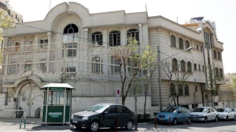 دبلوماسيون سعوديون يتفقدون سفارة بلادهم في طهران