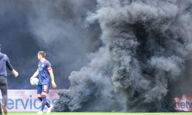 شاهد.. قنابل دخانية وشغب يوقف مباراة في الدوري الهولندي بعد 9 دقائق من انطلاقها