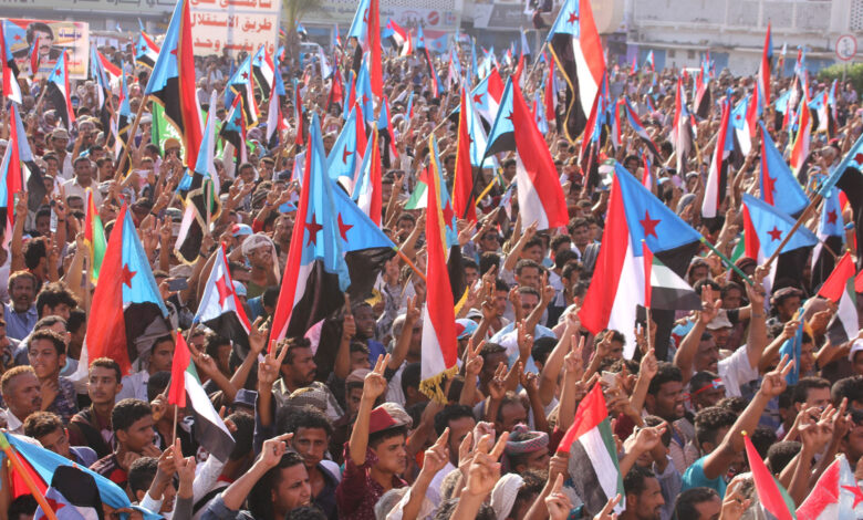 52 ألف يمني يعودون لوظائفهم بعد 29 عاما من الإقصاء.. هل يفقد "المجلس الانتقالي" ورقته الرابحة؟