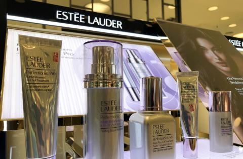 تتوقع Estee Lauder أن يكون فيلم Gloomier 2023 على موقع Slow Asia Travel Retail