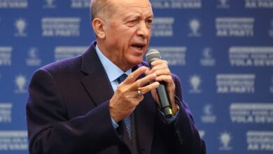 الرئيس التركي رجب طيب أردوغان في سباق انتخابي ضيق