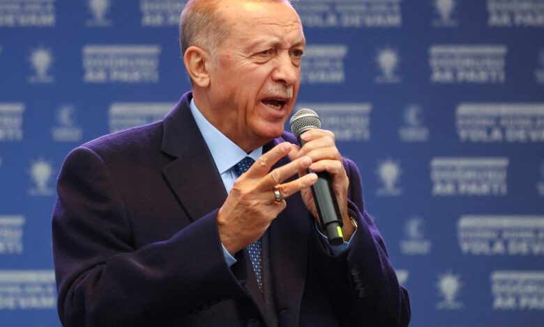 الرئيس التركي رجب طيب أردوغان في سباق انتخابي ضيق