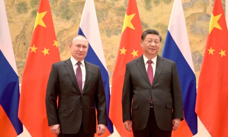 كاتب فرنسي: على الغرب أن يتخلى عن جنون العظمة في مواجهة روسيا والصين