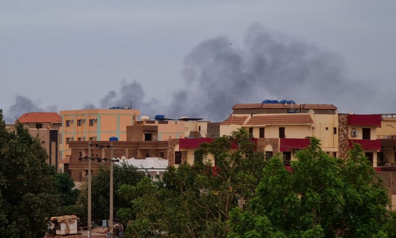 وتتهم القوات المتناحرة في السودان بعضها البعض بخرق وقف إطلاق النار