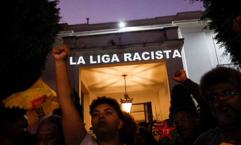 الإساءات العنصرية ضد فينيسيوس تأخذ أبعادا أخرى.. صحيفة تطالب برفض عرض إسبانيا استضافة مونديال 2030