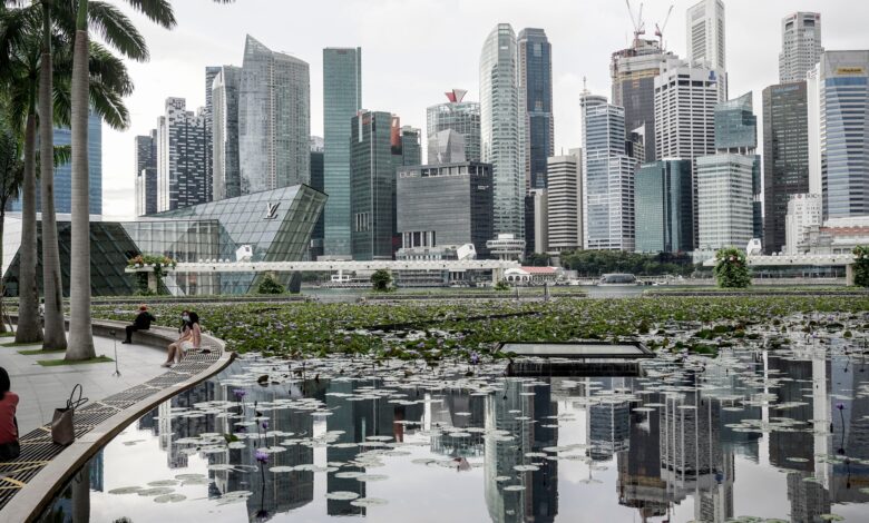يتفوق اقتصاد سنغافورة على التقديرات حيث تحذر الحكومة من المخاطر