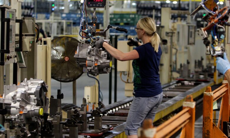 نظرًا لأن الولايات المتحدة تهدف إلى إعادة التصنيع ، فإن دعم النساء أمر أساسي