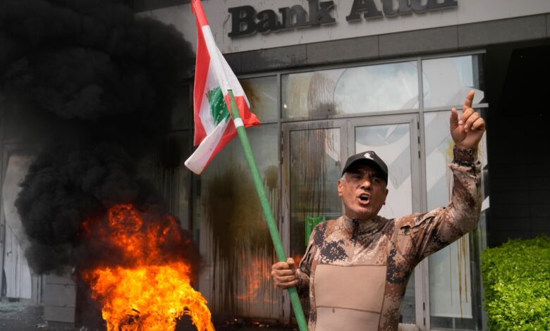 المتظاهرون في لبنان يخربون البنوك ويطالبون باستعادة أموالها
